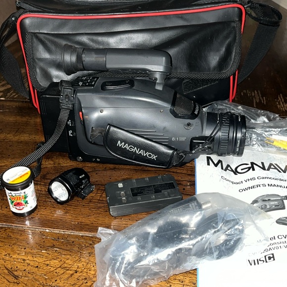 Vintage Magnavox compact, VHS camcorder system with accessories - Picture 1 of 12
